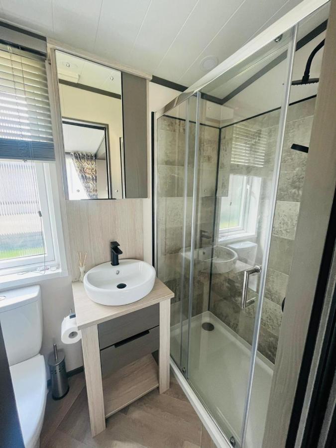 The Kestrel Lodge With Hot Tub York Bagian luar foto